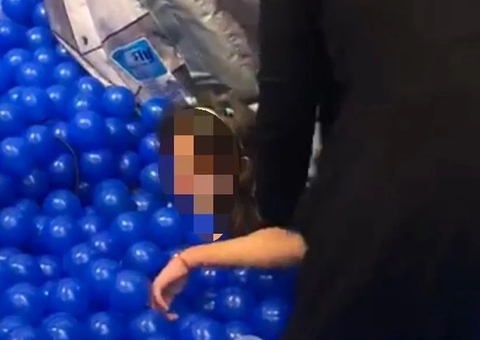 Menina fica presa pelos cabelos em brinquedo de shopping; vídeo