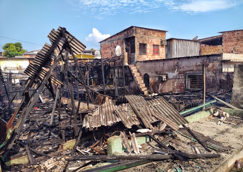 Crianças tentavam acender fogão em casa onde começou incêndio em Manaus