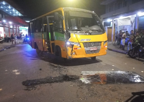 Passageiros se revoltam e quebram vidros de 'Amarelinhos' após acidente em Manaus