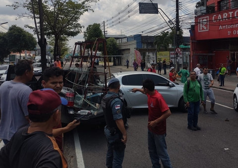 Acidente entre ônibus e carros trava avenida Djalma Batista em Manaus; vídeos