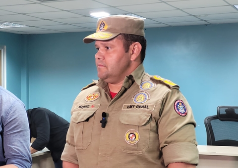 Bombeiros retiram carro de rio e localizam caminhão que pode ter vítimas da queda de ponte na BR-319 