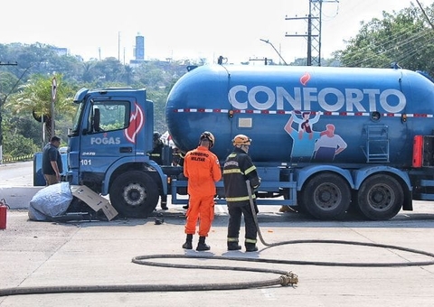 Caminhão de gás que  matou motociclista esmagado na BR-319 corre risco de explodir 