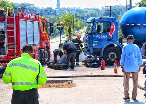 Jovem esmagado por caminhão de gás na BR-319 é identificado 