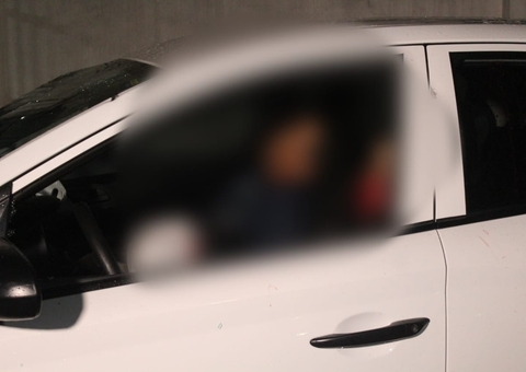 Carro invade posto de gasolina após ser crivado de balas em duplo homicídio em Manaus