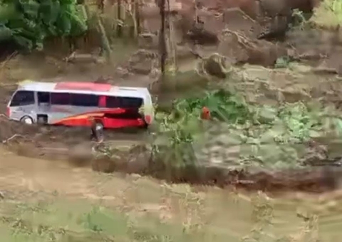 Ônibus de turismo cai de ribanceira ao desviar de motocicleta em Manaus