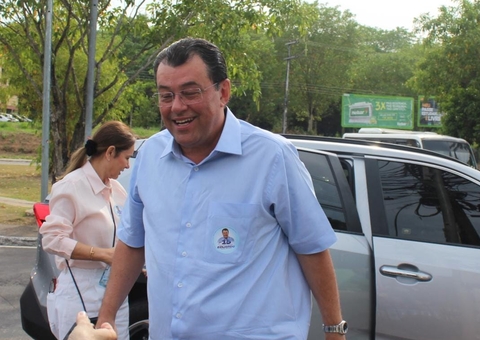 Confiante no 2° turno, candidato ao governo Eduardo Braga vota em Manaus