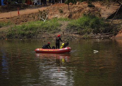 Buscas por homem desaparecido em queda de ponte na BR-319 chegam ao 8º dia 