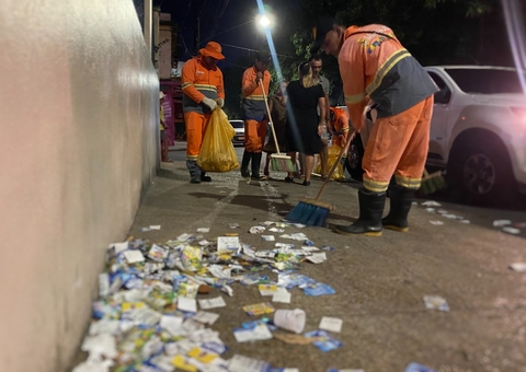 Garis passam madrugada recolhendo 'santinhos' de candidatos porcalhões em Manaus