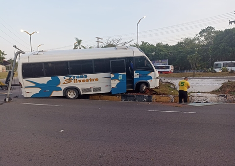 Motorista de rota dorme ao volante e derruba poste em acidente em Manaus