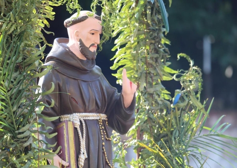 Homem atira madeira contra procissão e quebra imagem de São Francisco em Manaus