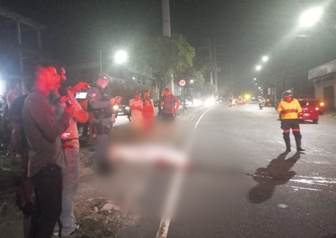 Jovem morre atropelado por carro ao tentar atravessar avenida de Manaus