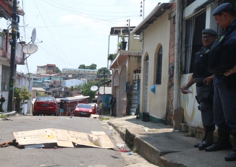 Pistoleiros matam dois homens e deixam outro ferido em plena luz do dia em Manaus
