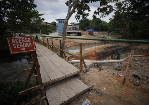 Trator rolo compressor é retirado de rio onde ponte desabou na BR-319