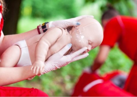 Engasgo em criança não se resolve com copo d’água, alerta fonoaudióloga