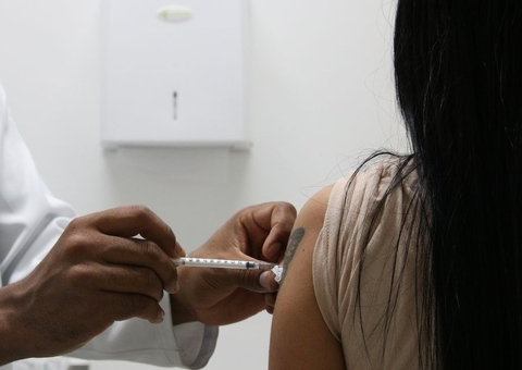 Covid-19: dose de reforço de vacina diferente protege mais, diz estudo