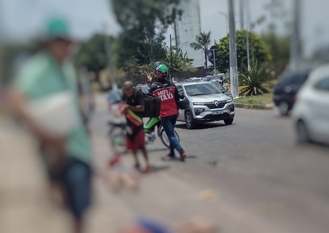 Casal é arremessado de moto ao ser atropelado enquanto fazia retorno proibido em Manaus
