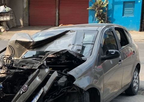 Carro com quatro pessoas se choca contra mureta em Manaus 