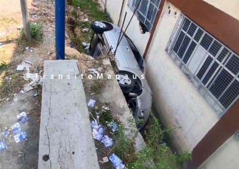 Carro despenca de barranco em acidente em Manaus