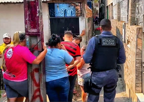 Moradores acordam com tiros e encontram homens mortos em beco em Manaus