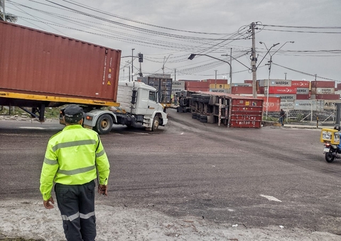 Acidente com carreta deixa trânsito lento em Manaus