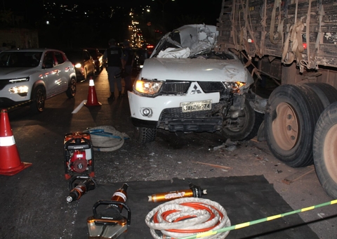 Motorista morre após bater picape contra carreta de banana em acidente em Manaus