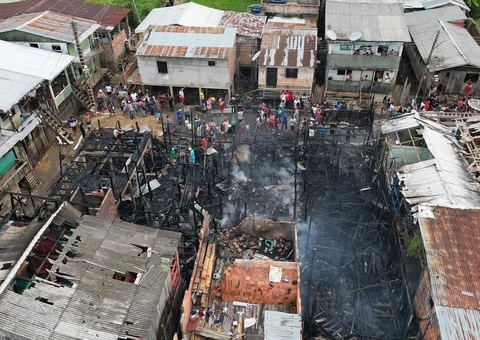 Vídeos: Incêndio de grandes proporções deixa 15 famílias desabrigadas em Coari