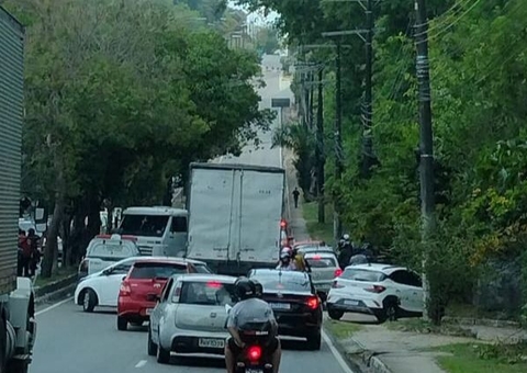 Acidente deixa trânsito caótico em avenida de Manaus 