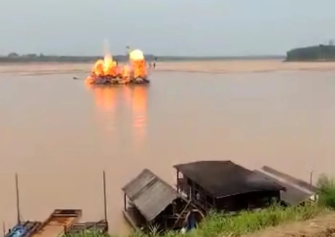 PF faz operação no rio Madeira para destruir balsas do garimpo ilegal