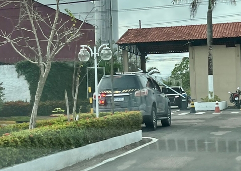 PF cumpre mandados em condomínio e concessionária em Manaus