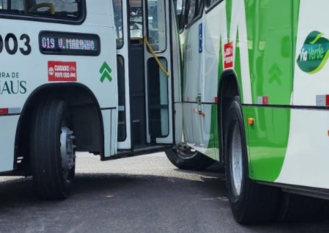 Acidente entre ônibus do transporte coletivo deixa trânsito congestionado em Manaus