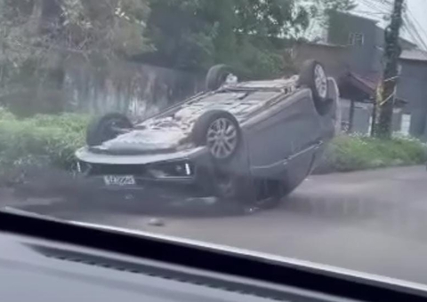 Acidente: Carro capota em rua de Manaus