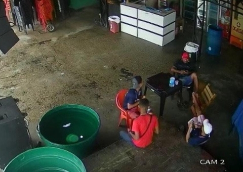 Vídeo mostra fiscal de lotação e amigos sendo crivados de bala em bar de Manaus