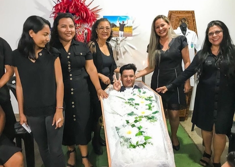 Curso de eventos viraliza com simulação de funeral no Amazonas