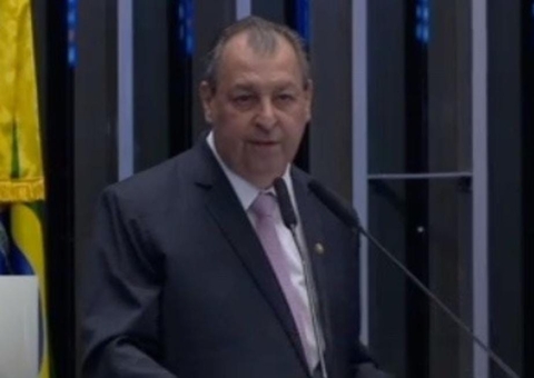 Omar Aziz faz críticas a Jair Bolsonaro durante discurso: '400 mil mortes em suas costas'