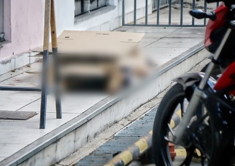 Motorista é morto a tiros em carro no estacionamento de posto de gasolina em Manaus