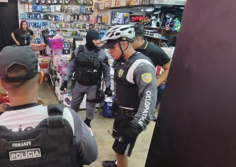 Justiceiro atira em assaltante durante roubo em loja no Centro de Manaus