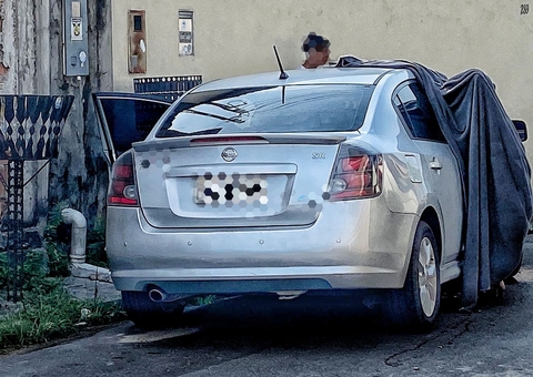 A caminho de escola, pai é executado e criança é baleada dentro de carro em Manaus