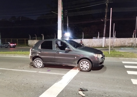 Carro para na faixa de pedestres e passageiros de motocicleta são arremessados em Manaus