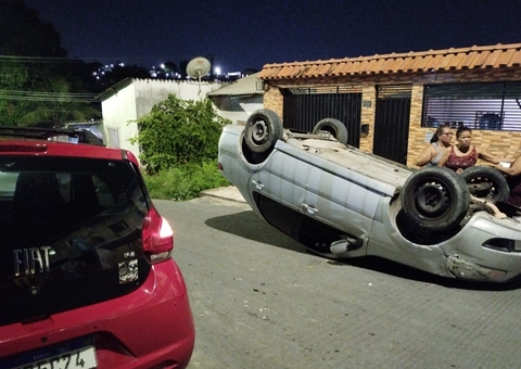 Motorista é hospitalizado após capotar carro em acidente em Manaus
