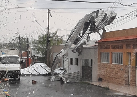 Ventania arranca telhados de casas e deixa moradores sem energia durante chuva em Manaus