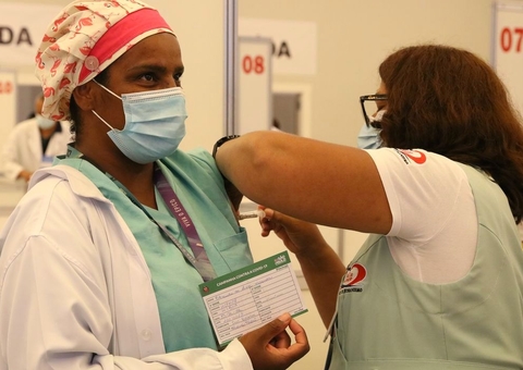 Brasil registra em 24 horas mais 6 mil casos e 44 mortes por covid-19