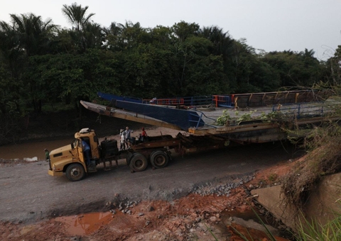 Balsa vai fazer travessia de pessoas e veículos onde 1ª ponte desabou na BR-319