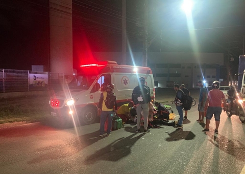 Motoboy tem braço quebrado durante acidente com caminhonete em Manaus