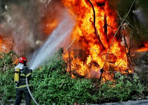 Grande incêndio espalha nuvem de fumaça e assusta moradores em Manaus; vídeos