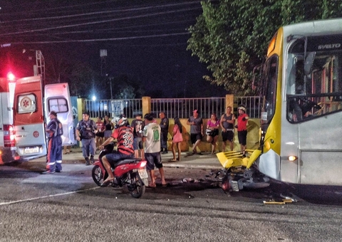 Torcedores do Flamengo em moto sofrem violento acidente com ônibus em Manaus