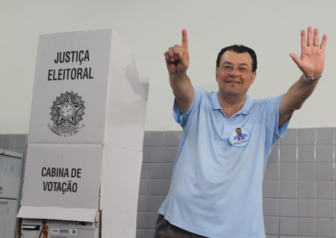 Candidato a governador do Amazonas, Eduardo Braga vota e diz estar confiante