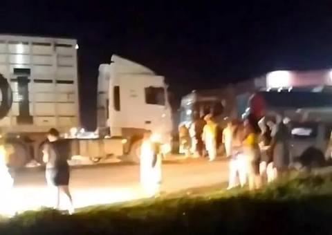 Contrários à vitória de Lula, caminhoneiros e manifestantes fecham rodovias