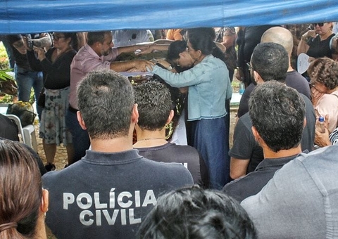 Sepultamento de delegado Aldeney Goes é marcado por forte comoção em Manaus