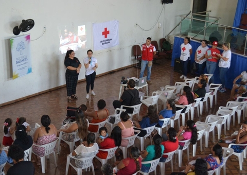 Pobreza menstrual: Ação social entrega mais de mil absorventes a mulheres em Manaus