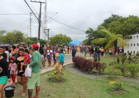 Dia de Finados leva milhares de pessoas a cemitérios em Manaus